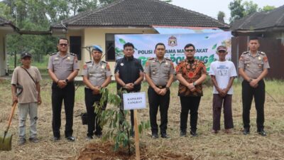 Kapolres Langkat Pimpin Kegiatan Green Policing, Ajak Personel Peduli Lingkungan melalui Gotong Royong dan Penanaman Pohon